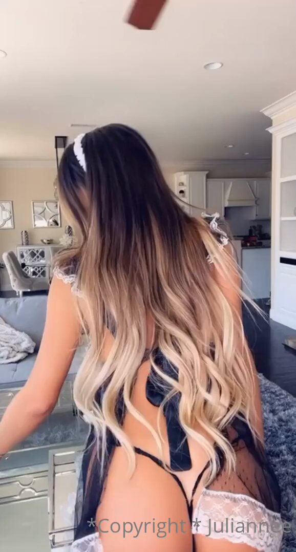 性感女仆Juliane翘臀T字裤诱惑，巨乳透视装摇曳生姿！