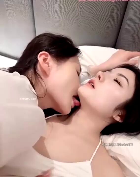 Lily: Liếm ngực và kích thích âm hộ, tạo ra cảm giác ngứa ngáy khó chịu. 