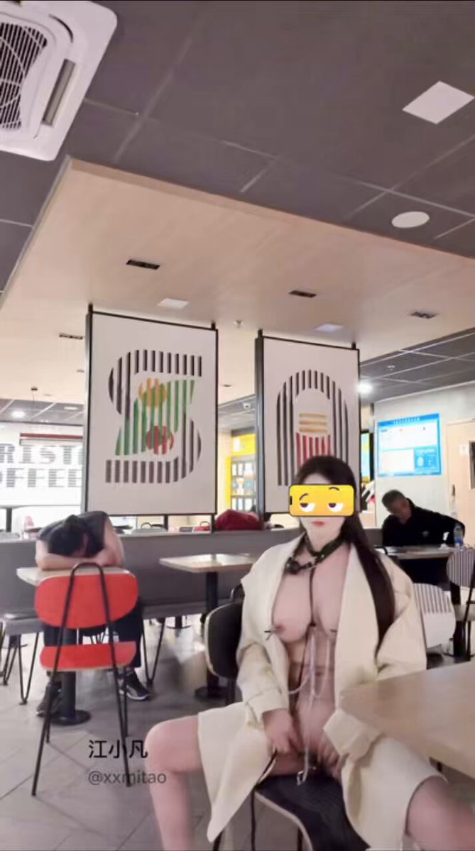 Menetapkan cabaran kesukaran tinggi baharu, misi pameran! 😍 Memakai tali belukar kecil saya, gag, dan palam dubur loceng kecil~ Mendedah...