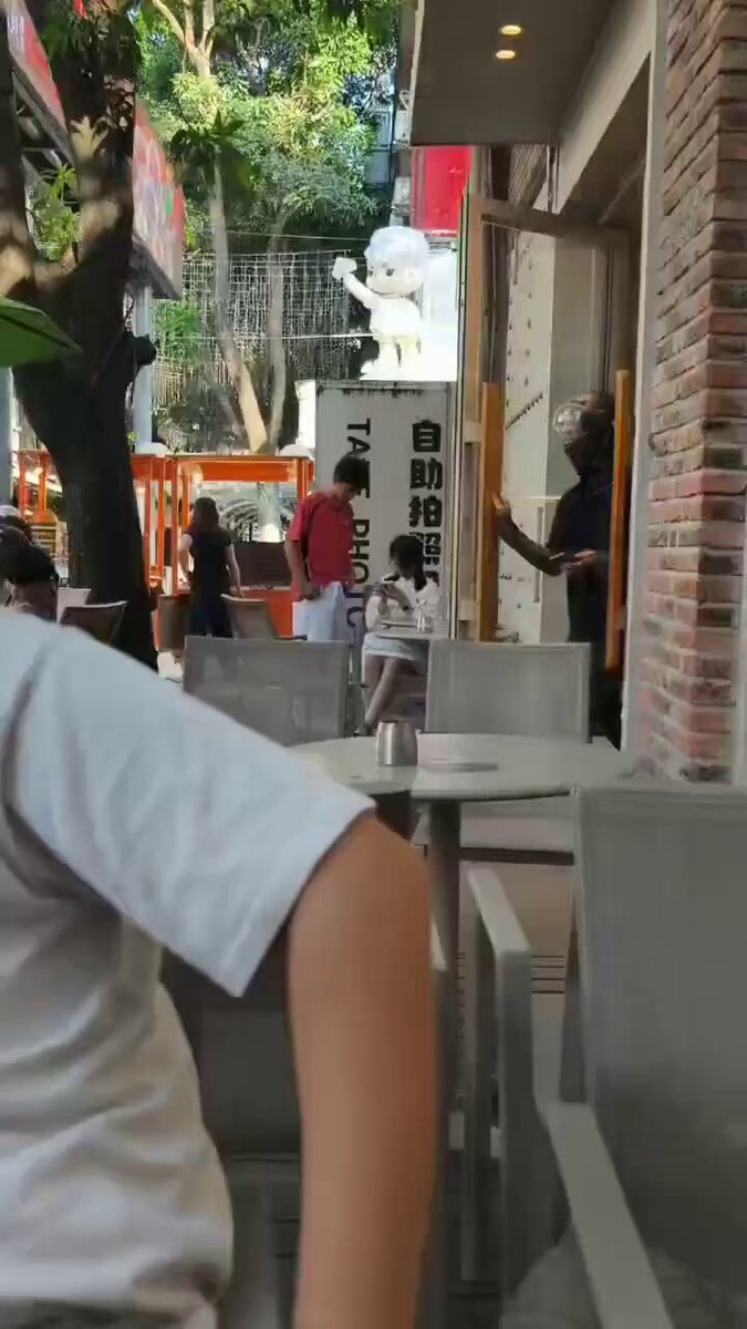 街头拍照店超辣萝莉妹！短裙走光大腿全露，男生偷瞄内裤湿了