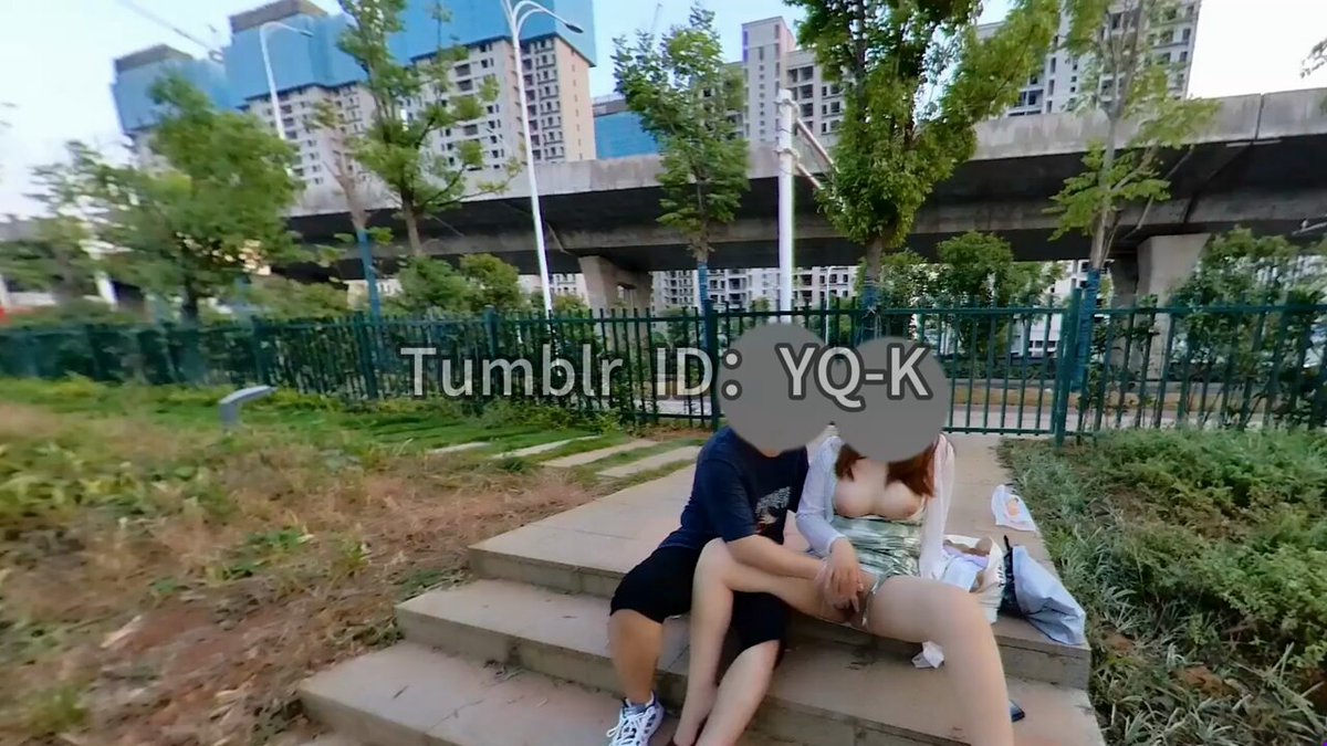 #露出 #调教 #母狗 正在路边公园为粉丝拍摄定制视频，一位小哥哥一直在远远看的看着我，我向小哥哥招手，小哥哥心领神会直接做到我旁边就开始吸我...