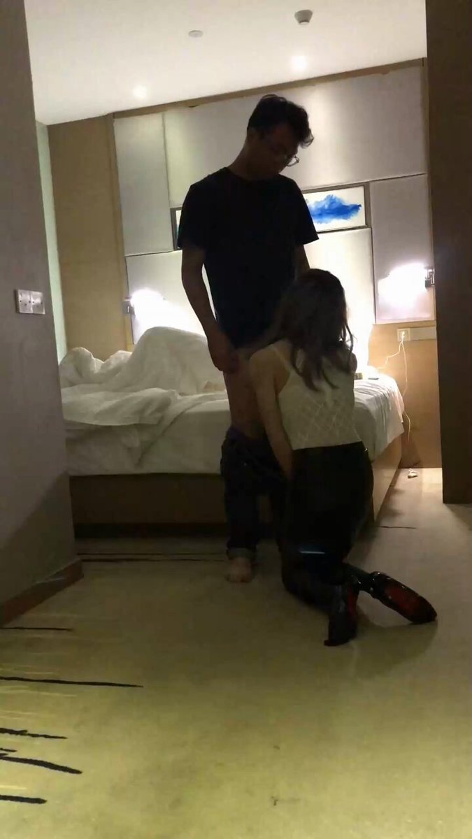 酒店跪舔大屌！黑丝美女饥渴口交吞精