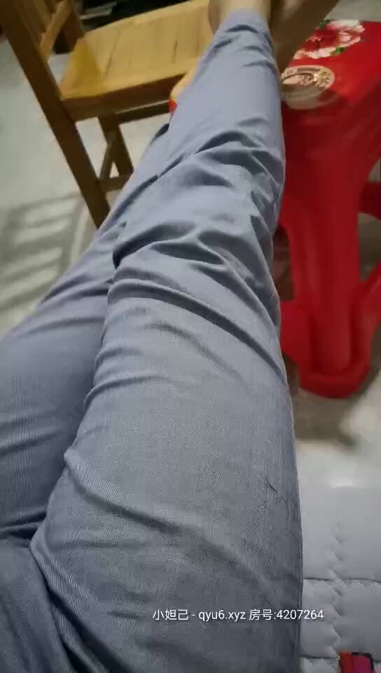 Handlingen utfolder seg slik: husmoren ved siden av, iført et tettsittende skjørt, kommer for å låne en hårføner. Etter litt erting stønn...