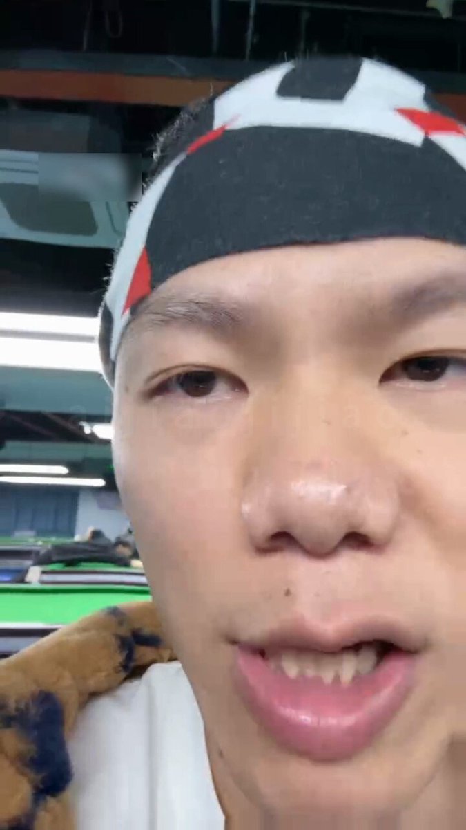 En ekte pick-up-artist tok bort en biljardassistenttrener, tok av henne støvlene og de hvite sokkene, og slikket føttene hennes, som hadd...