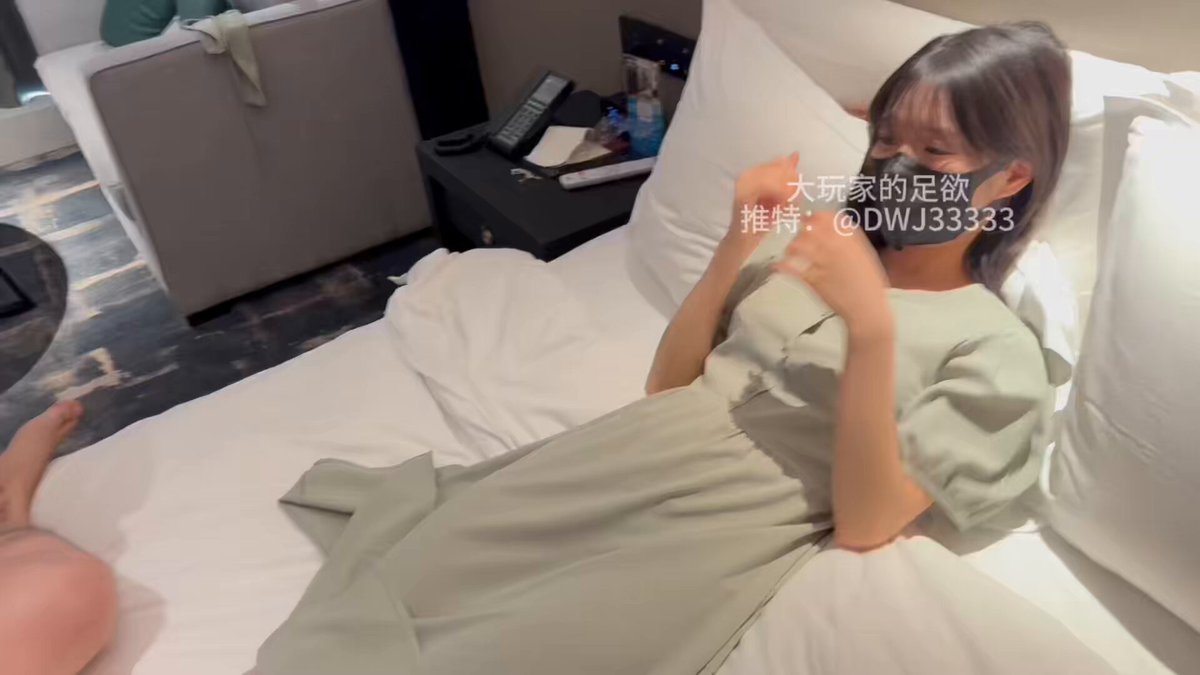 临沂护理专业的小嫩妹，跟男朋友一分手就主动来找我拍摄了，临沂附近的兄弟也可以约上把玩把玩小骚脚了… 