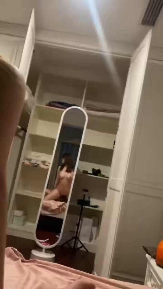 Nhìn mình trong gương, tôi cảm thấy thật ngượng ngùng... Tôi hơi xấu hổ! 😰 