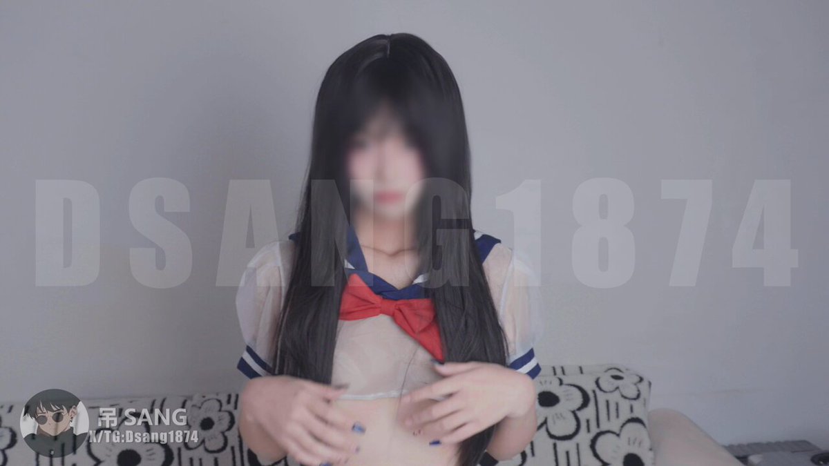 水手服黑丝妹自慰高潮！手指猛插骚穴喷水狂抖