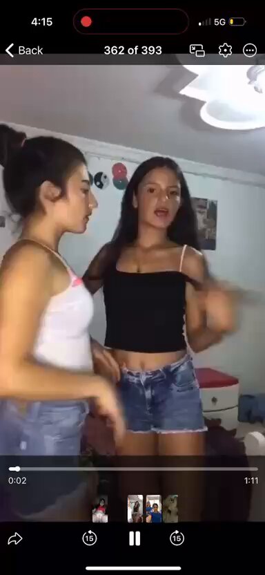 寮で二人のセクシーな女の子が脱いで熱いダンス！裸でキスして胸を揉み合う超誘惑