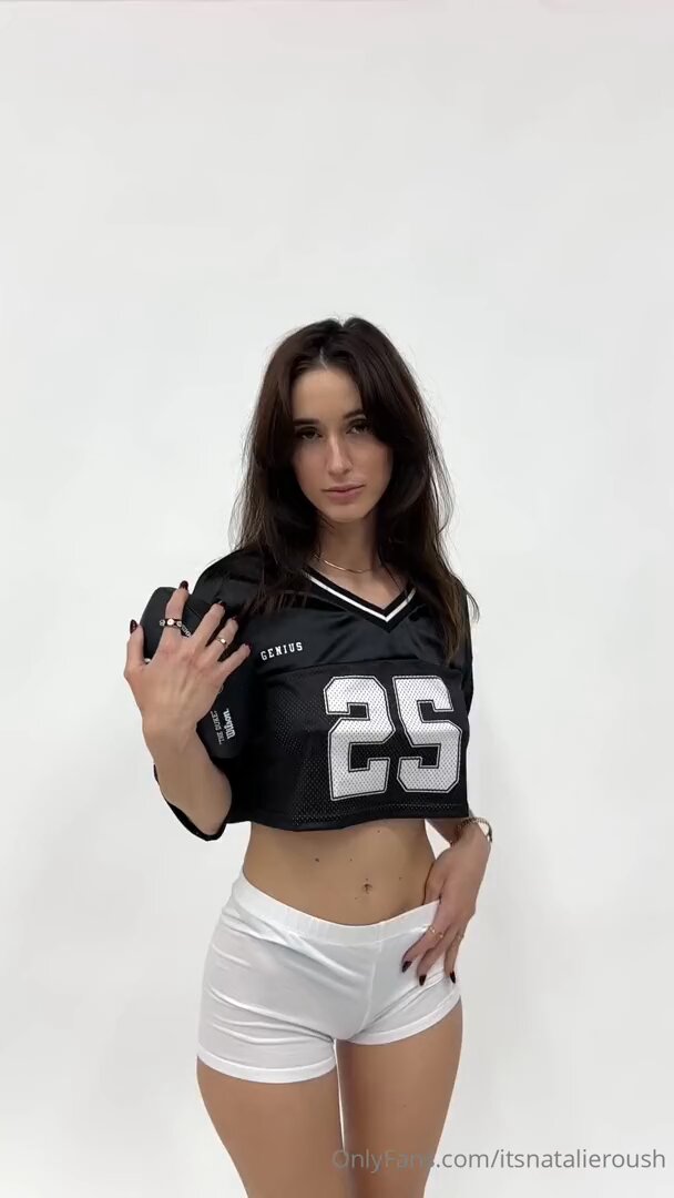 NFL啦啦队美女Natalie Roush脱衣秀！露乳拉裤超诱惑