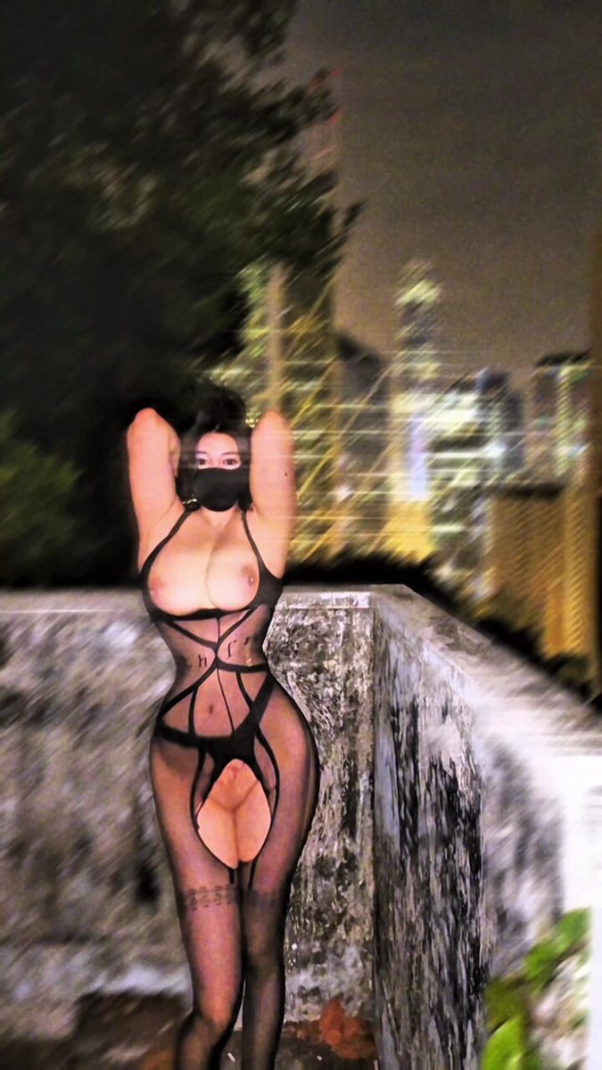 香港の夜景屋上の淫乱な女！オープンクロッチ黒ストッキング下着で巨乳とプリッとした尻を大胆に披露