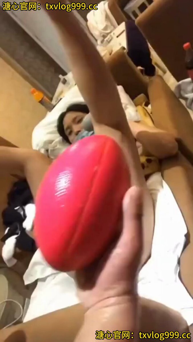 酒店骚女戴口罩大开腿！红跳蛋猛插骚逼淫水直流