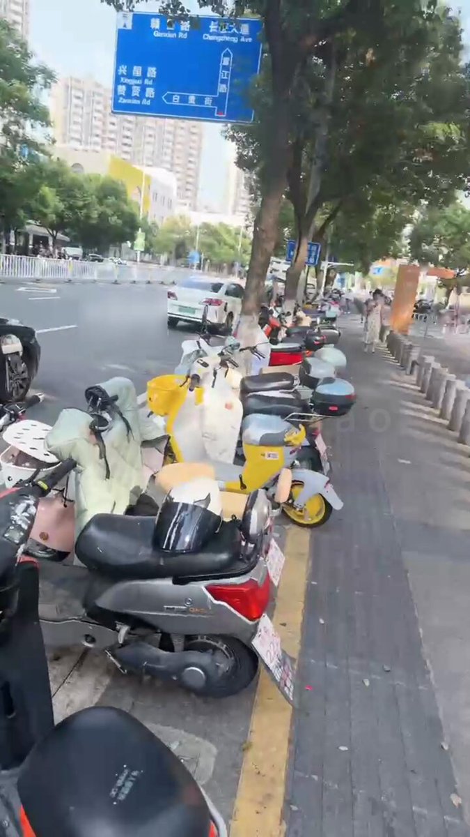 真实街头搭讪带走碎花长裙小姐姐，车上慢慢忽悠她脱了裸色高跟鞋狂舔脚趾没想到是个瓦学姐（搭讪忽悠全过程在主页）


 