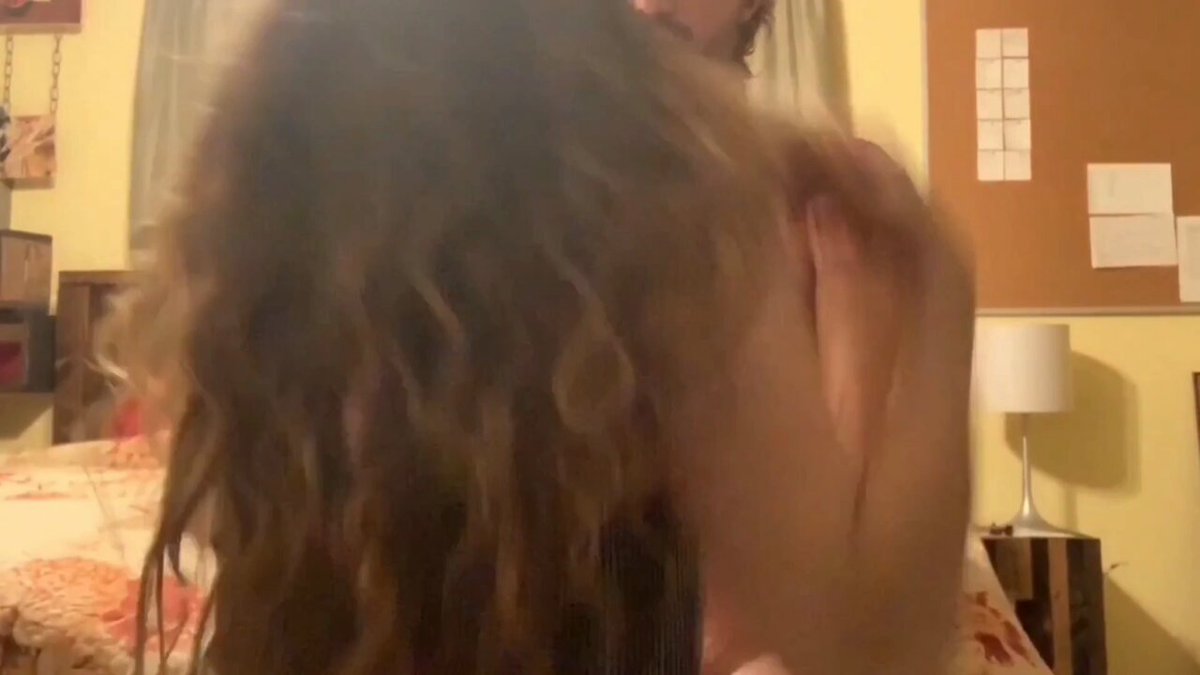 床上激情拥吻（含露骨成人内容，提供非露骨概要）