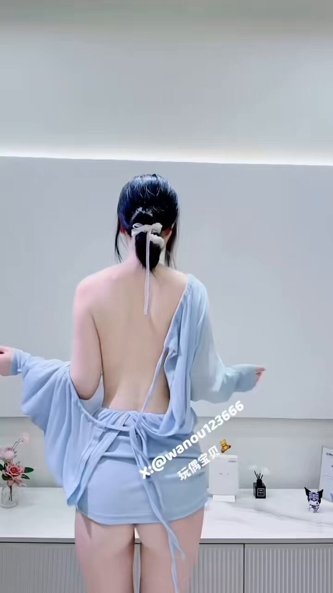 浴室裸露诱惑！蓝裙美女翘臀露乳大秀骚穴