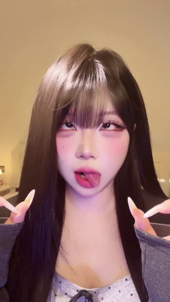 ロングヘアの美女が舌を伸ばして挑発、長い爪でおっぱいを弄る超誘惑！