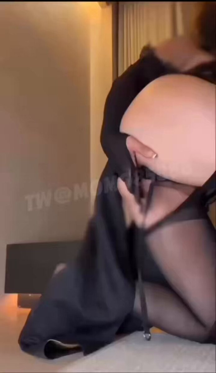 黑丝熟女跪地撩裙自摸肥臀大奶诱惑