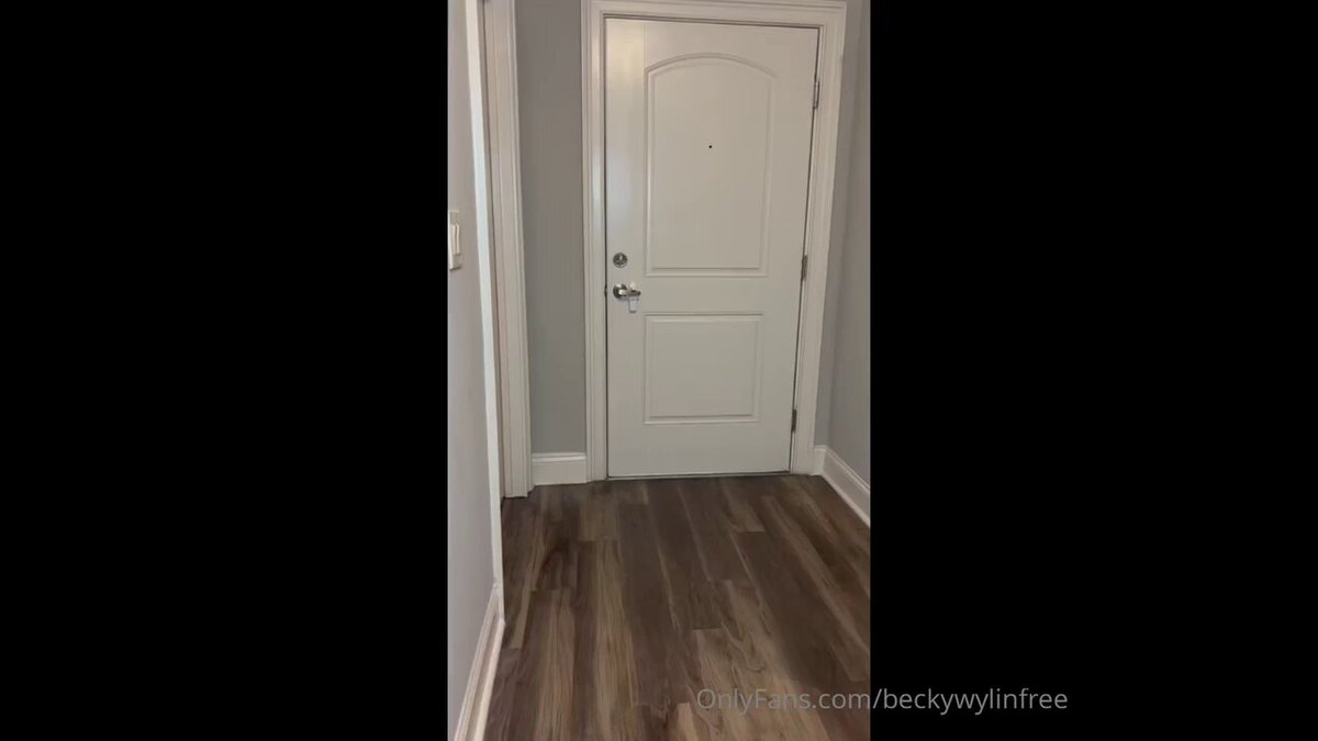 门前露臀送货！丰满黑丝辣妹T裤勾引外卖小哥狂撩骚