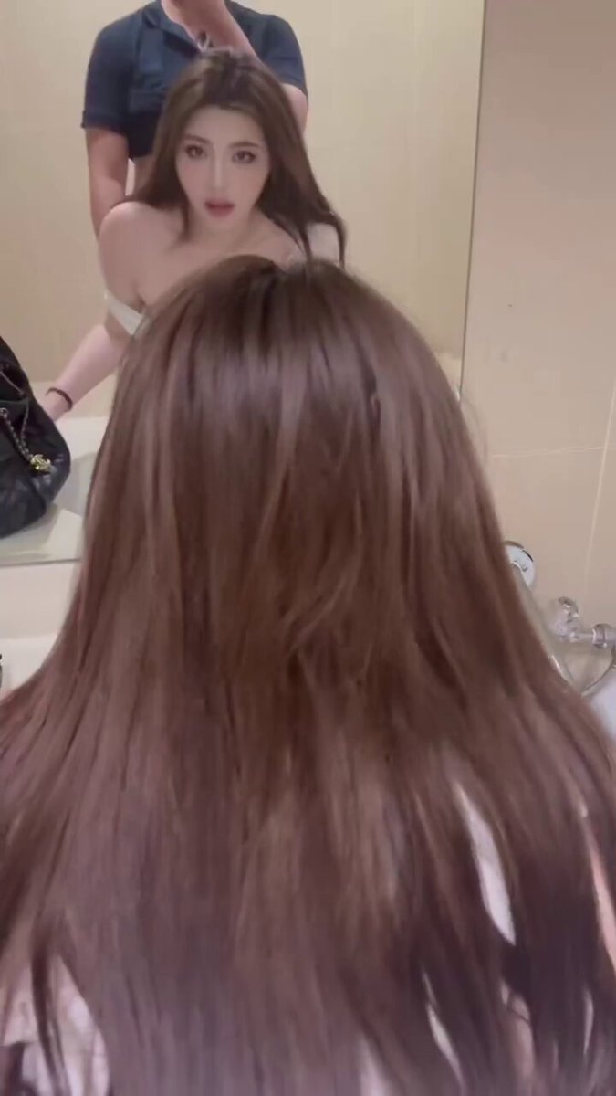 浴室の鏡の前で長髪美女が大開脚して胸を露出、123av.fun独占ホットダンス