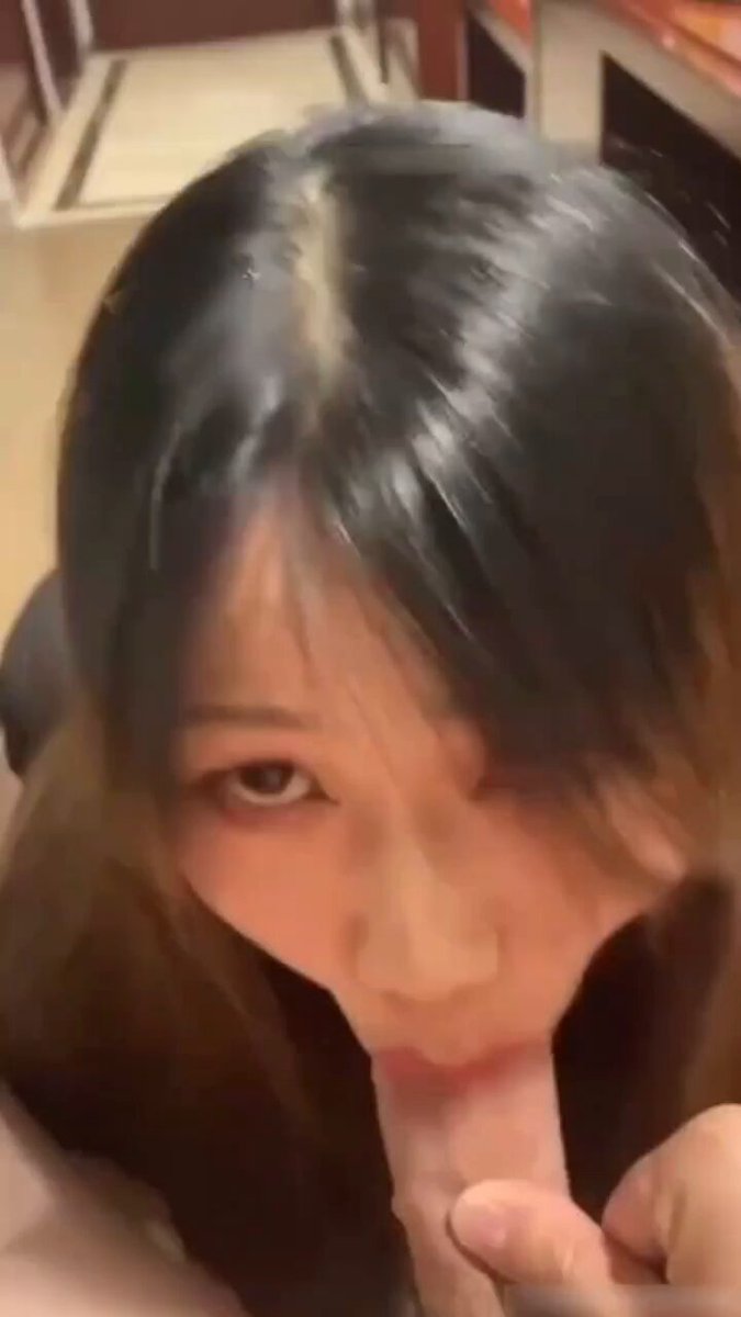 美女がディープスロートで激しく大きなペニスを舐めまくる — 顔射と精飲の超誘惑