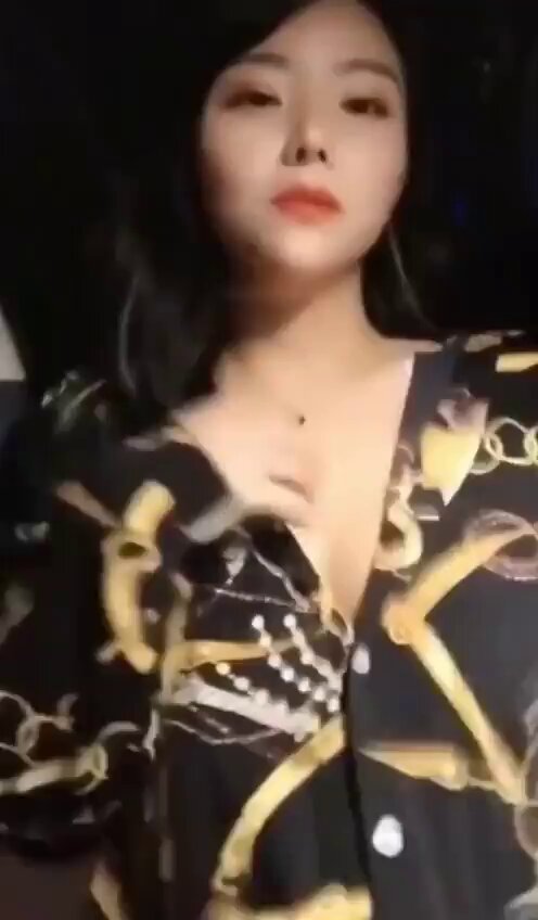 你别勾引我🥰你诱惑到我了🥰巨乳美女深夜直播坐滴滴勾引小哥，滴滴小哥哪里经得住这个考验 直接车内无套内射美女主播

 观看链接在评论区 