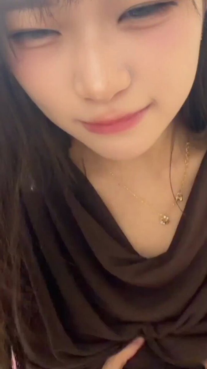 清纯妹子掀衣露巨乳！奶头硬挺诱惑自摸秀