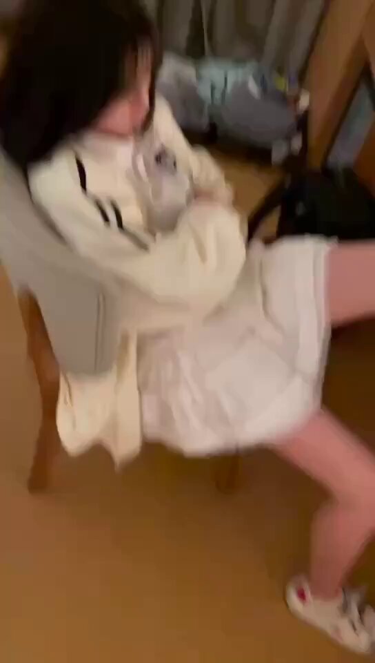 可愛いロリの寝巻きで足を上げて誘惑！白く柔らかな太ももが丸見え、ホテルで弄られて絶頂