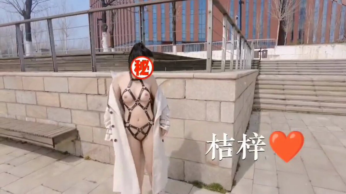 屋外露出！ロングコートの下で黒ストッキングのセクシーランジェリーを見せつける淫らなウォーク、胸とお尻が丸見え！