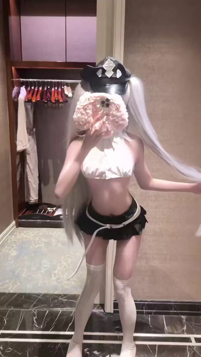 银发舰娘女仆诱惑！舔手指翘臀摇摆超撩人