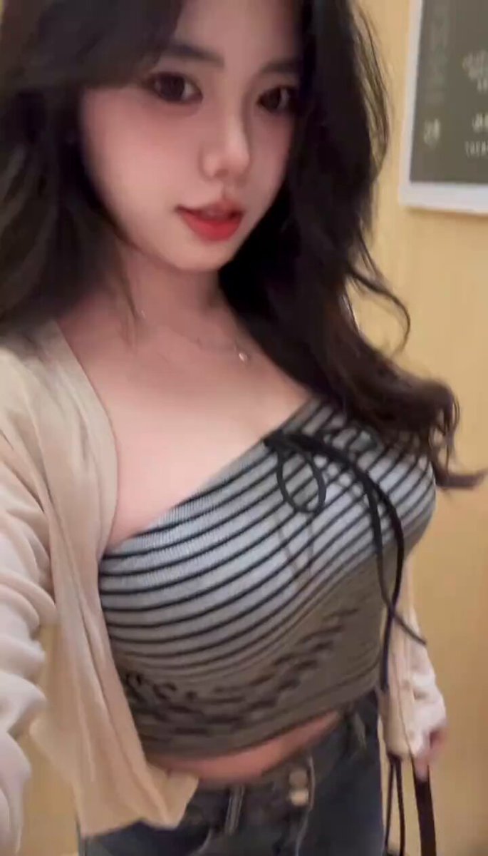 巨乳美女自拍诱惑！条纹露乳装秀出爆乳深沟