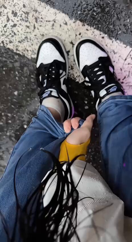 街头脱鞋露脚趾！长发美女玩脚诱惑，湿漉漉大脚趾等你舔