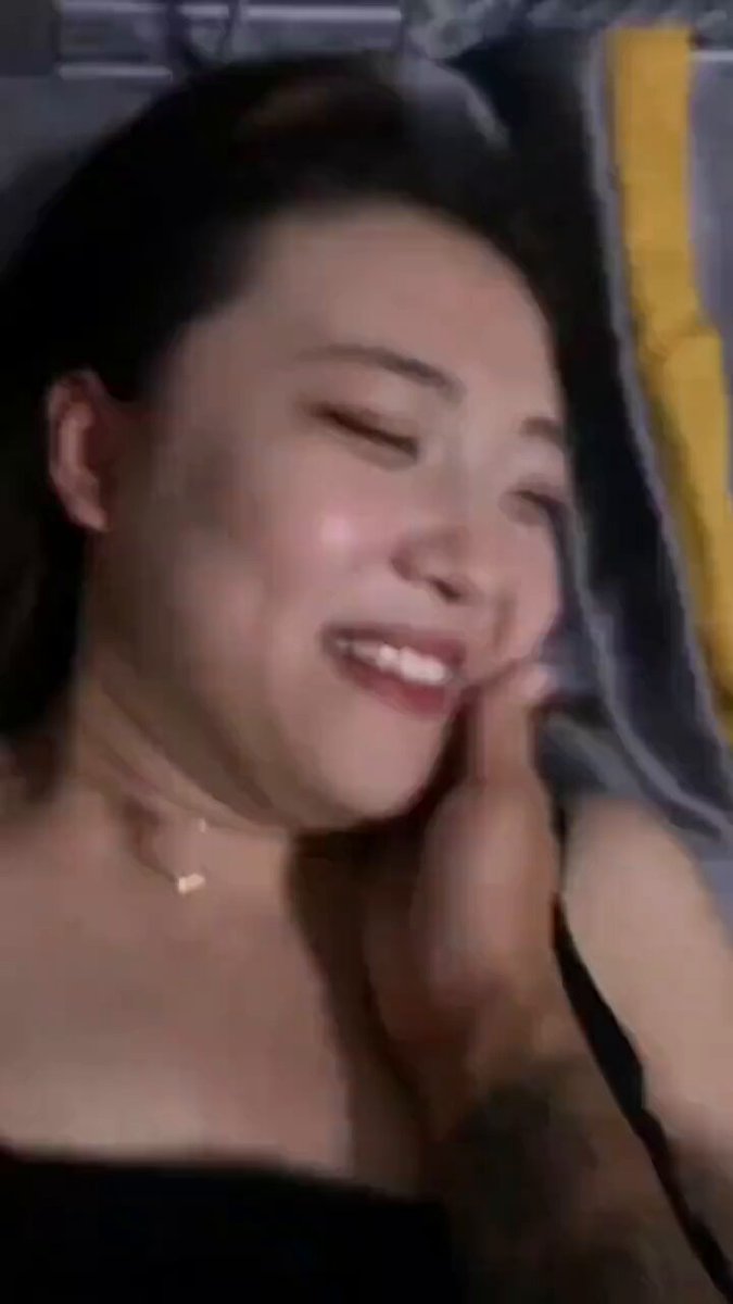 豊満な熟女が首を掴まれ、毛深いマンコを激しく突かれて潮吹き絶頂！