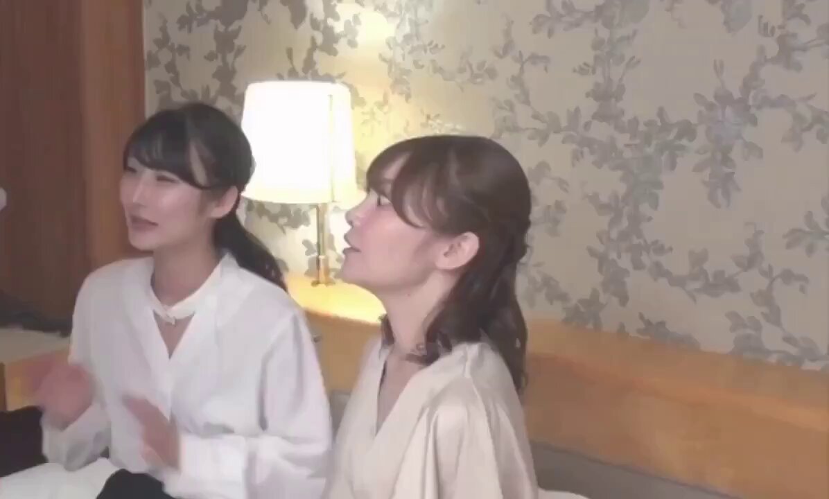 酒店房间双美人百合诱惑！白衣丝袍下隐藏的淫荡秘密