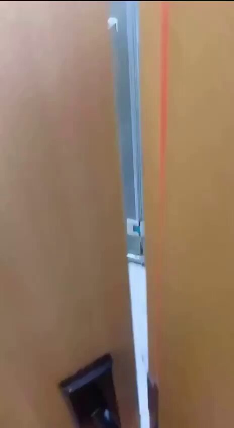 （真实乱伦原创）刚成年的妹妹假期在家洗澡，冲进厕所按地上插进她的嫩穴 