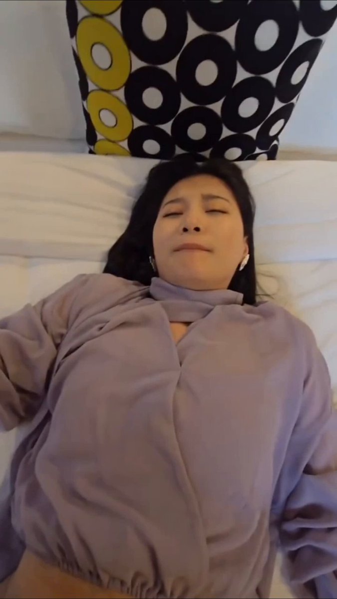 ベッドで絶頂に喘ぐ美女！紫のトップが陰唇を露出、自慰で大量噴射 — 123av.fun