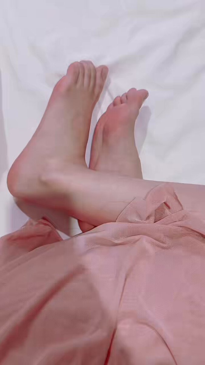ピンクの柔らかな美脚、つま先をそらす誘惑！@Fufu132694 ベッド上の足フェチ特典ライブ