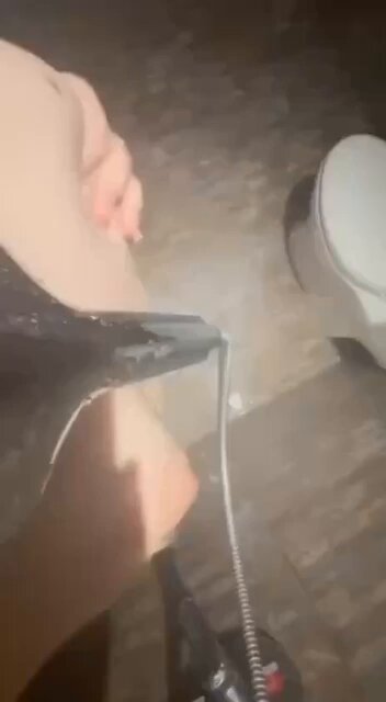 トイレ自慰絶頂・放尿噴射・掃除機で狂ったように遊ぶ巨根