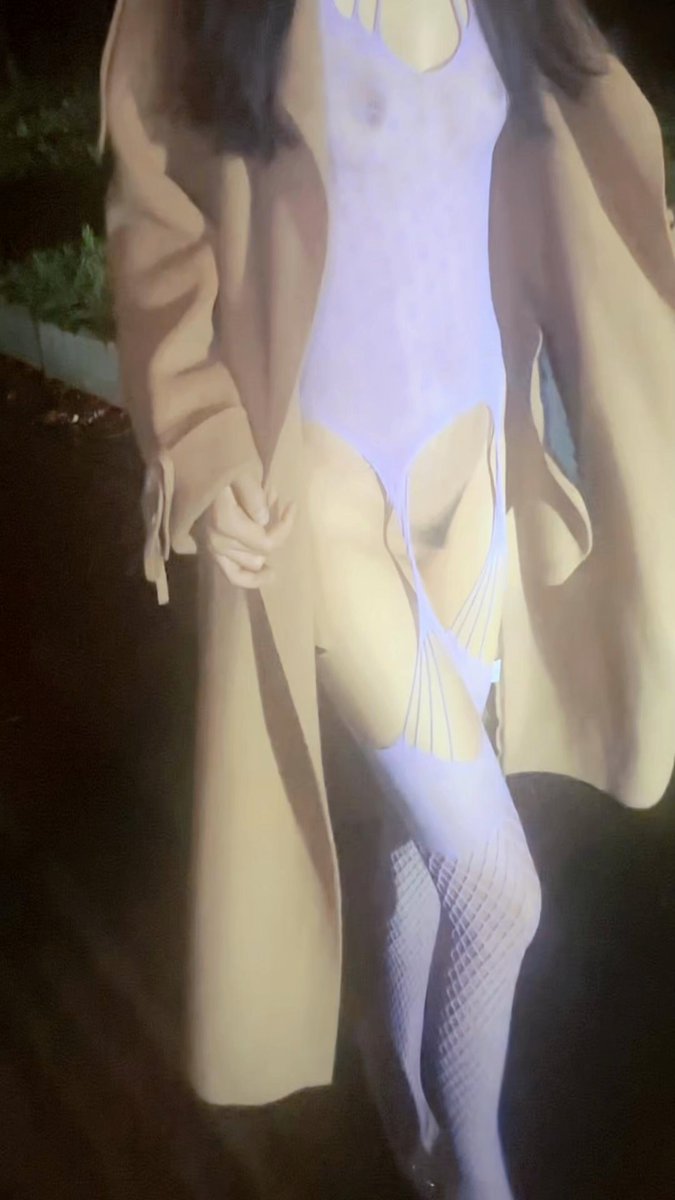 El 60% de los adultos fantasea con aventuras en público. Esta noche, me puse lencería sexy, la envolví en mi gabardina y salí a la calle ...