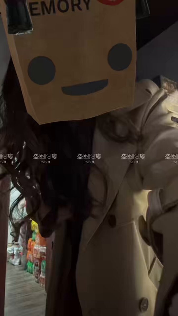 紙袋頭の美女が図書館でコートを開く！巨乳が露出、赤いスカートで誘惑し爆乳が揺れる