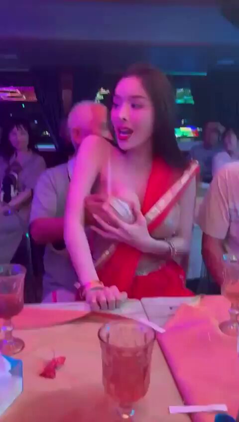 ナイトクラブの美女がサリーを着てハゲた老人に巨乳を狂ったように揉まれる！公然と胸を露出し喘ぎ声が止まらない