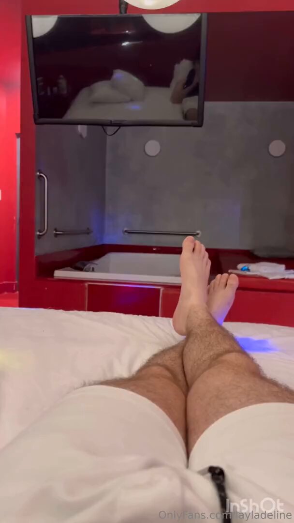 性感圣诞辣妹酒店诱惑！巨乳爬姿翘臀玩手铐等你来操