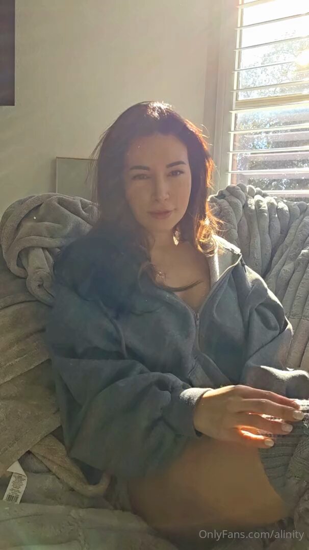 グレーのスウェット誘惑！ソファで脚とヒップを大胆に見せる美女