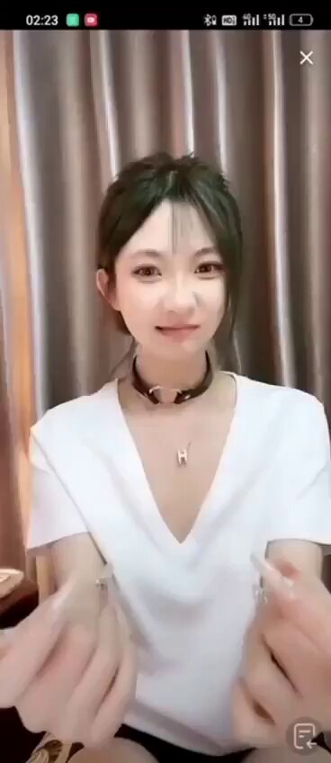 セクシーな狐のような美女が首輪を付けてハートで誘惑！深Vで胸を露出、指で弄って超そそる