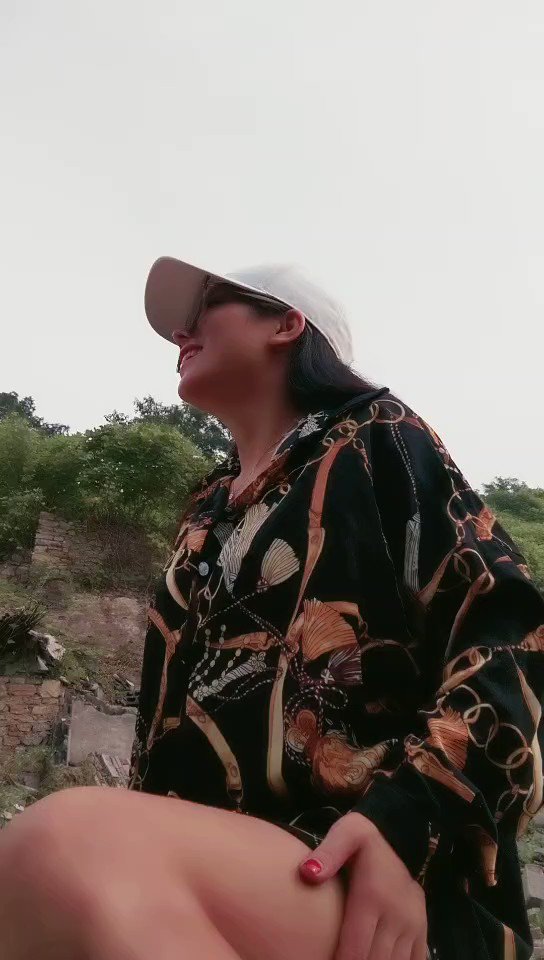 每天坚持分享我们夫妻珍藏的视频,这部渣女来袭,大早上户外勾搭路人农民工激情啪啪,口交大鸡巴,像个母狗一样撅着让路人后入草逼和菊花站着喷尿,...