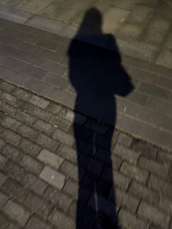 今天真的有点撑不住了。
会议一场接一场，情绪被拉扯到空。
下班走在霓虹灯下，突然好想被一个人从后面抱住，
就那么抱一下，什么都不说~ 