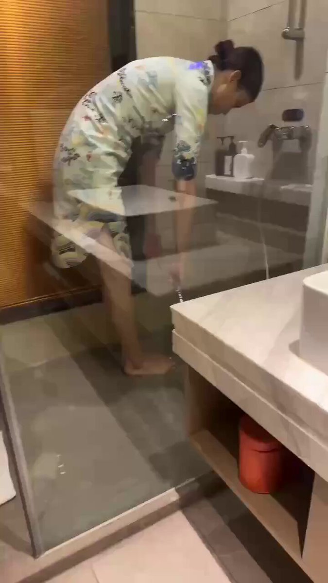 这是就是民航人飞完四大段回到家的第一件事，真不是有脚气，穿着皮鞋，丝袜，keep记录至少以万为单位，走这么多步脚上面有汗味很正常。希望各位不...