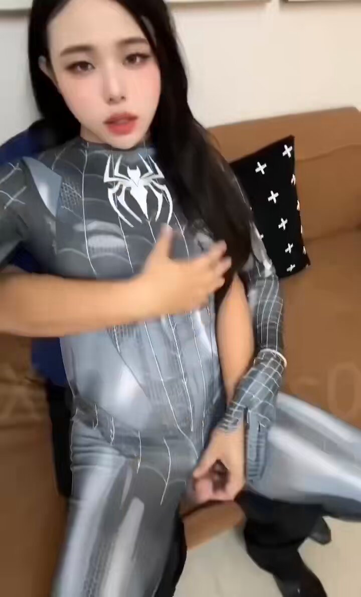 黑丝蜘蛛侠女侠自摸高潮秀！紧身衣包裹巨乳骚穴狂揉