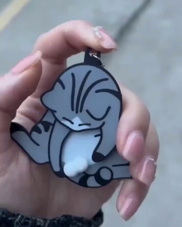 美女が露出した猫のキーホルダーを弄る！子猫の玉が超誘惑的