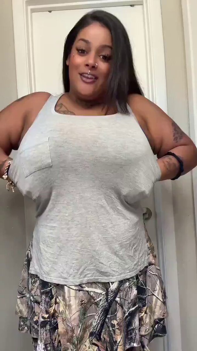 巨乳纹身黑妞脱衣秀！蓝胸罩爆乳晃荡诱惑