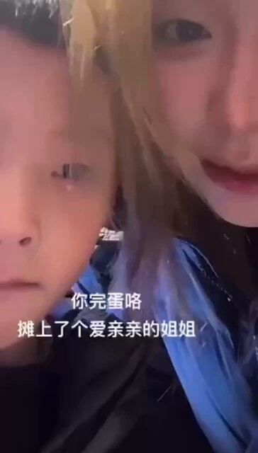 金发美女穿耐克AJ鞋白袜诱惑！裙底真空系鞋带大秀美腿翘臀