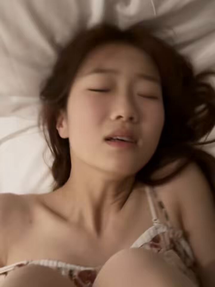 ベッドの上で艶やかな人妻が絶頂で顔を赤らめ喘ぐ — ピンクの大きな胸が誘惑する